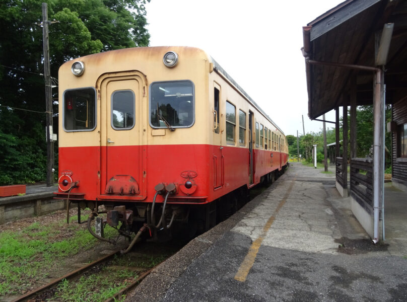 上総中野駅に停車中の小湊鐵道の列車