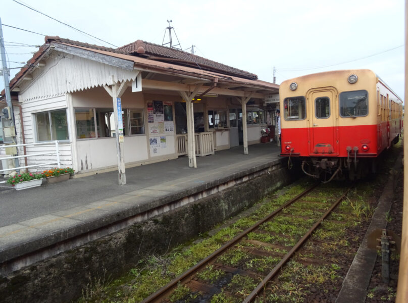 上総牛久駅に停車中の小湊鐵道の列車