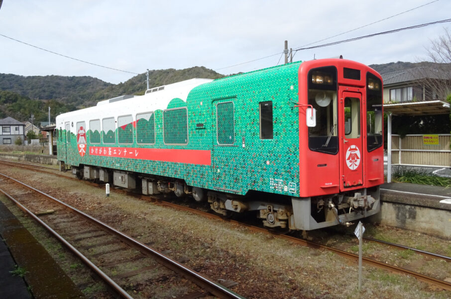 西気賀駅に停車中の天浜線の列車