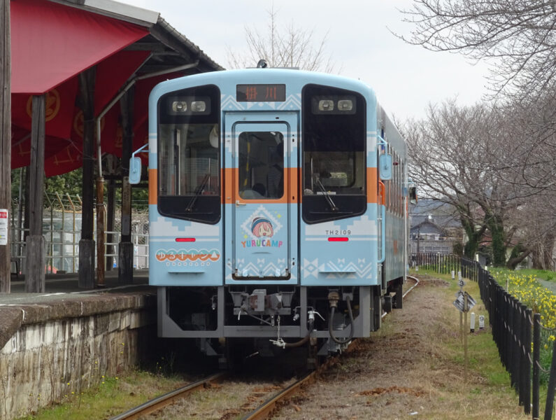 気賀駅に停車中のゆるキャンラッピング列車