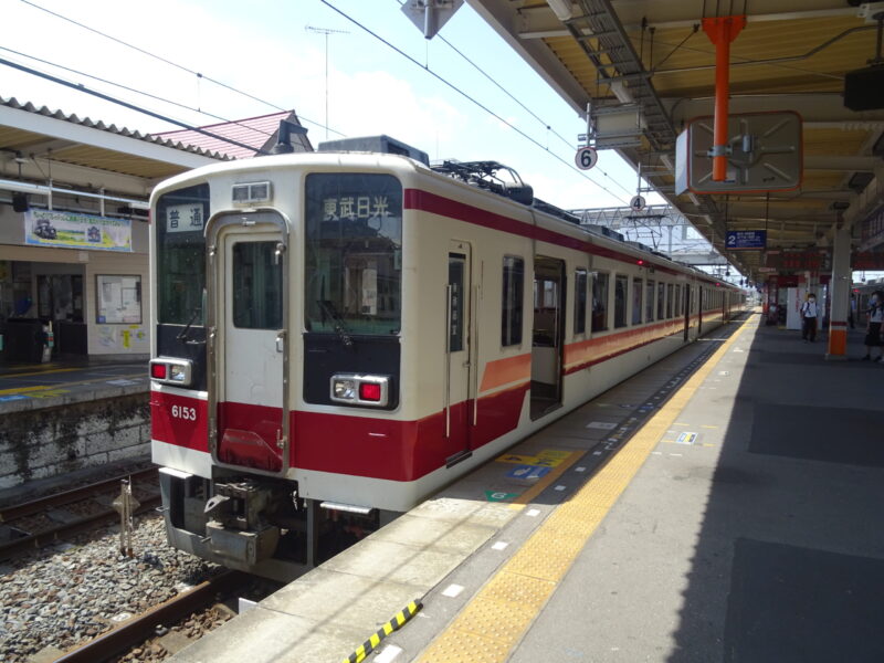 新栃木に停車中の東武６０５０系