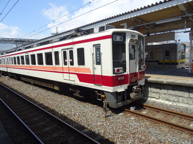 新栃木に停車中の東武６０５０系