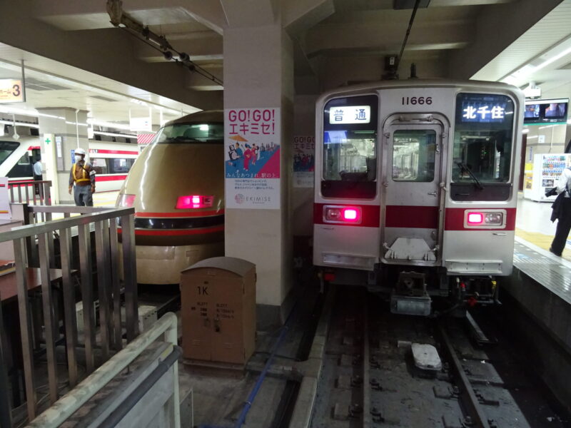 東武浅草駅に停車中の列車