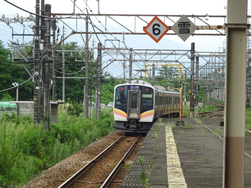 浦佐駅を出発する在来線列車
