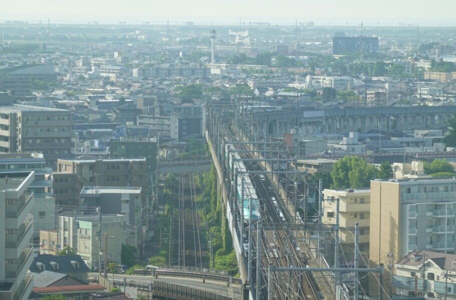 アパヴィラホテル仙台駅五橋の部屋から早朝の仙台市内アパヴィラホテル仙台駅五橋の部屋から早朝の仙台市内と東北新幹線E５系