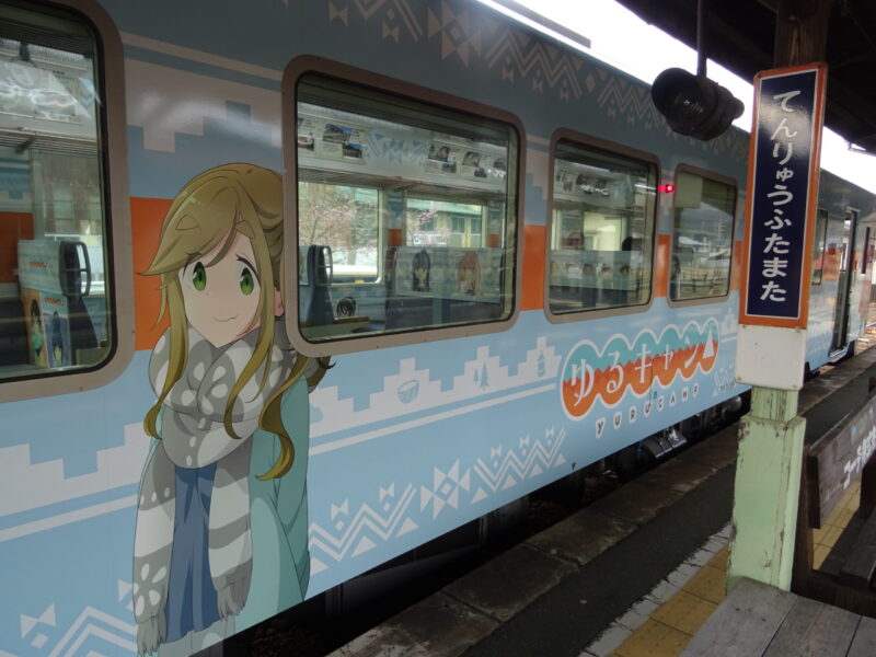 天竜二俣駅に停車中のゆるキャン△ラッピング列車