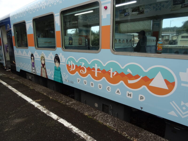 宮口駅でゆるキャン列車の外観を撮影