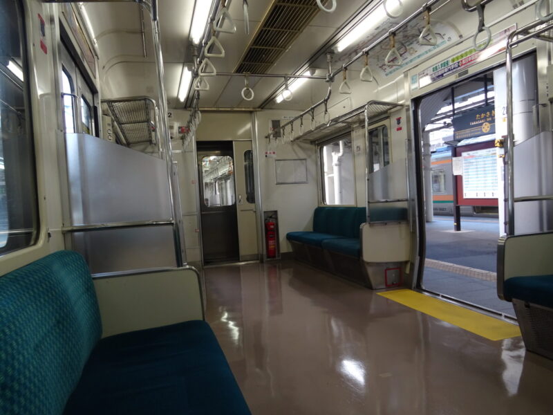 横川行き普通列車の車内