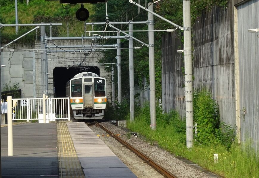 川原湯温泉駅に到着する２１１系