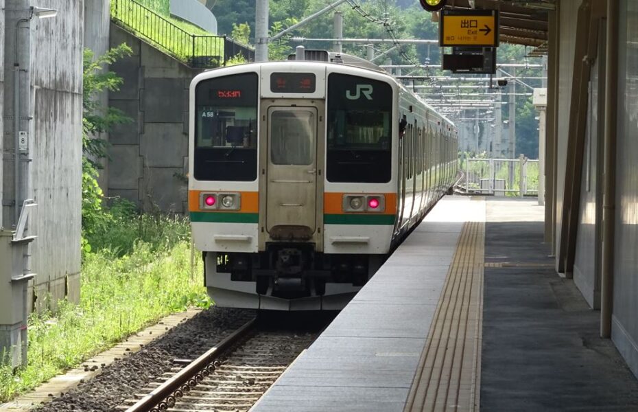 川原湯温泉駅を出発する211系