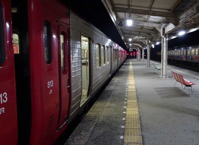 荒尾駅へ停車後の８１３系・前側