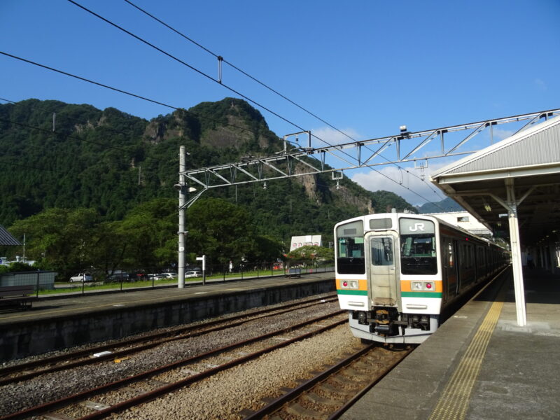 横川駅に停車中の２１１系の普通列車
