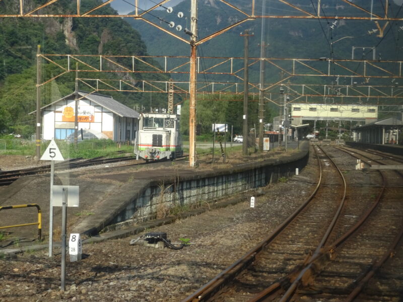 横川駅構内で分岐する線路