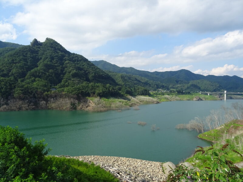 川原湯温泉駅前のキャンプ場前から撮った八ッ場吾妻湖