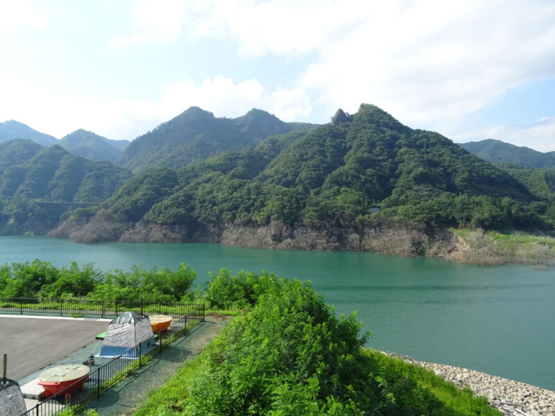 八ッ場あがつま湖を真正面に望む