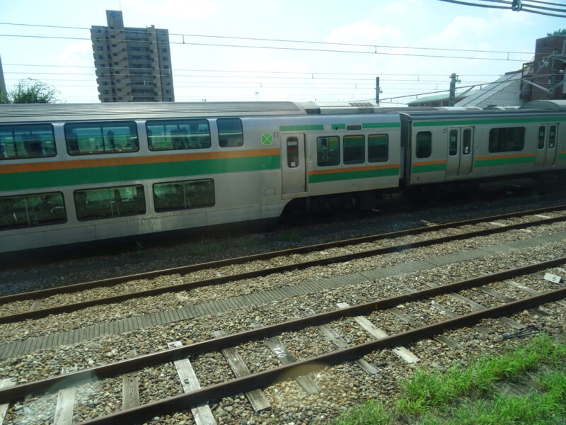 籠原駅の中池泉に止まっているＥ２３１系