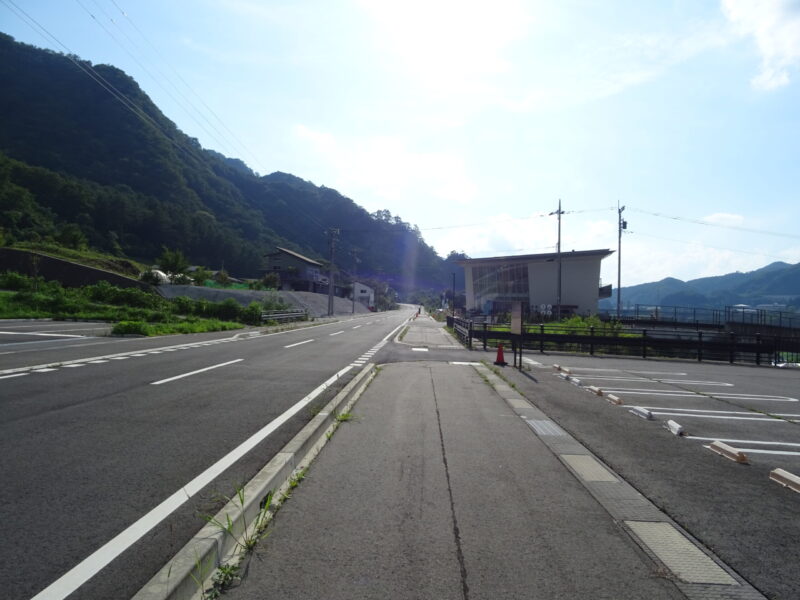 川原湯温泉駅前の道路