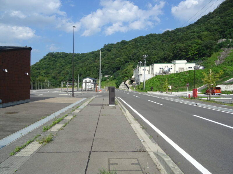 川原湯温泉駅前の道路