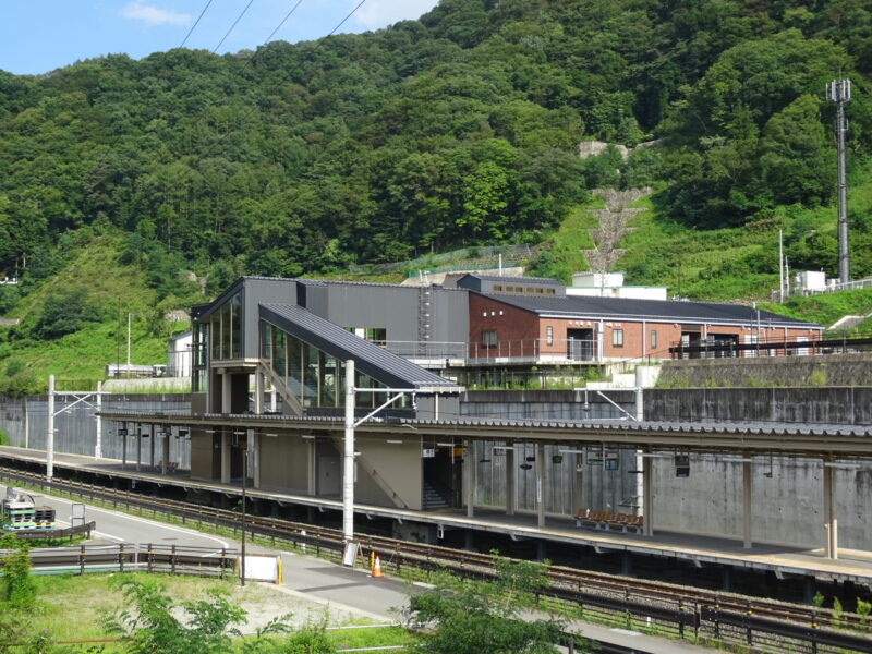 川原湯温泉駅のホームと駅舎