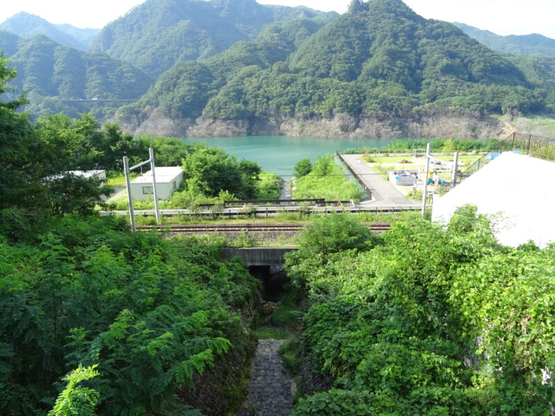 道路から吾妻線と八ッ場あがつま湖を眺める