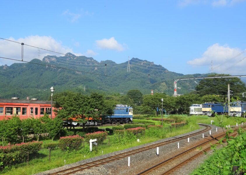 碓氷鉄道文化むらに展示されている鉄道車両と碓氷峠