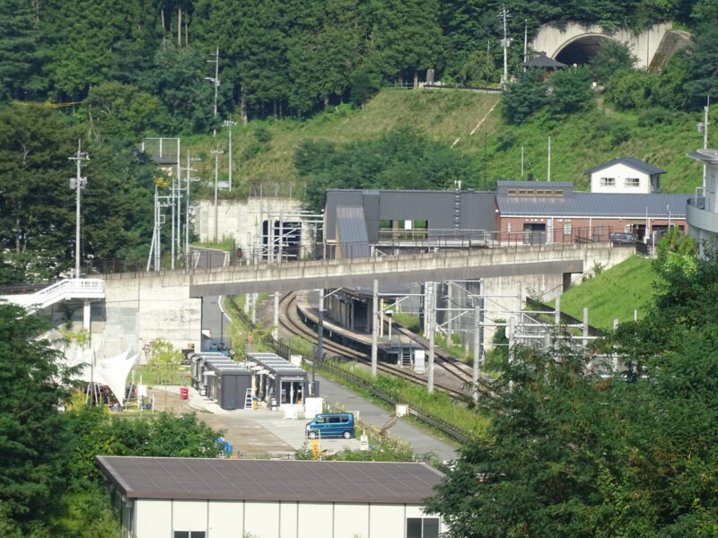 不動大橋から川原湯温泉駅を眺める