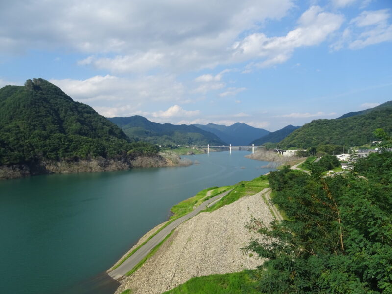 不動大橋から八ッ場あがつま湖を望む