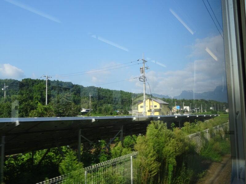 横川駅に近づく信越本線の普通列車