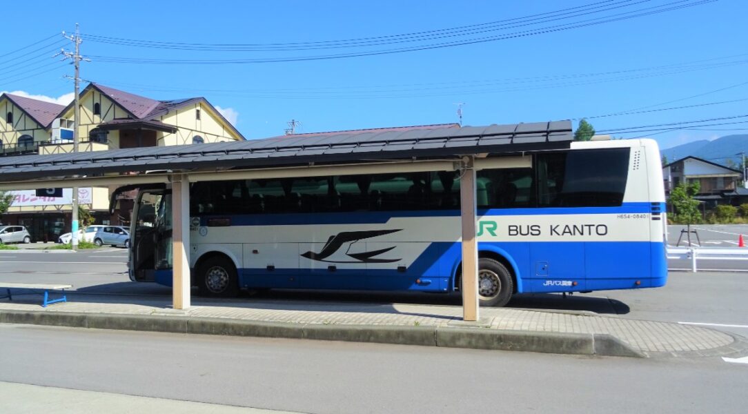 軽井沢駅バス停に停車中のＪＲバス関東のバス