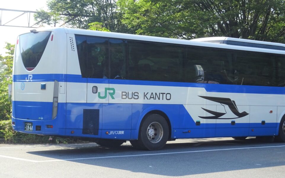 横川駅バス停に停車中のＪＲバス関東のバス