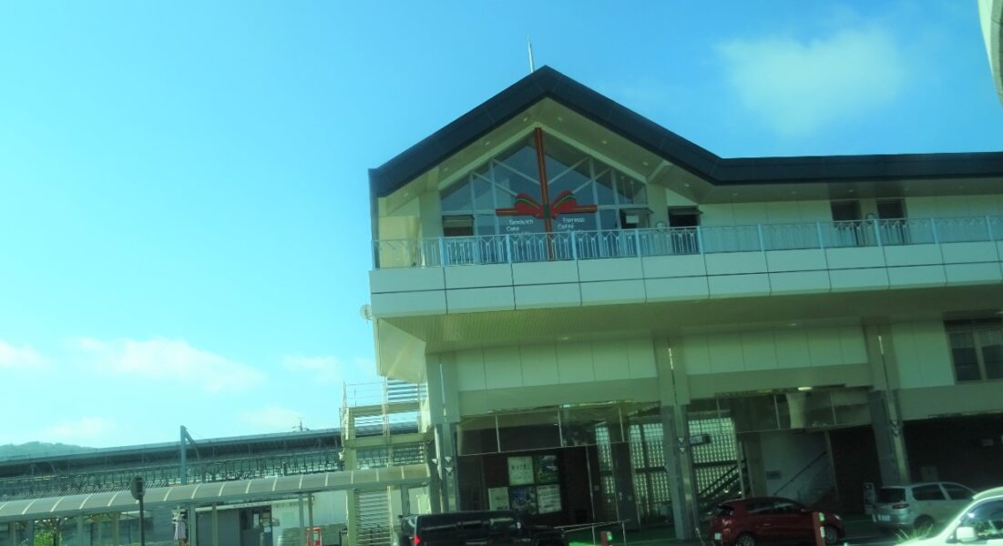 軽井沢駅駅舎の左側