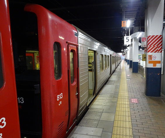 小倉駅に停車中の８１３系