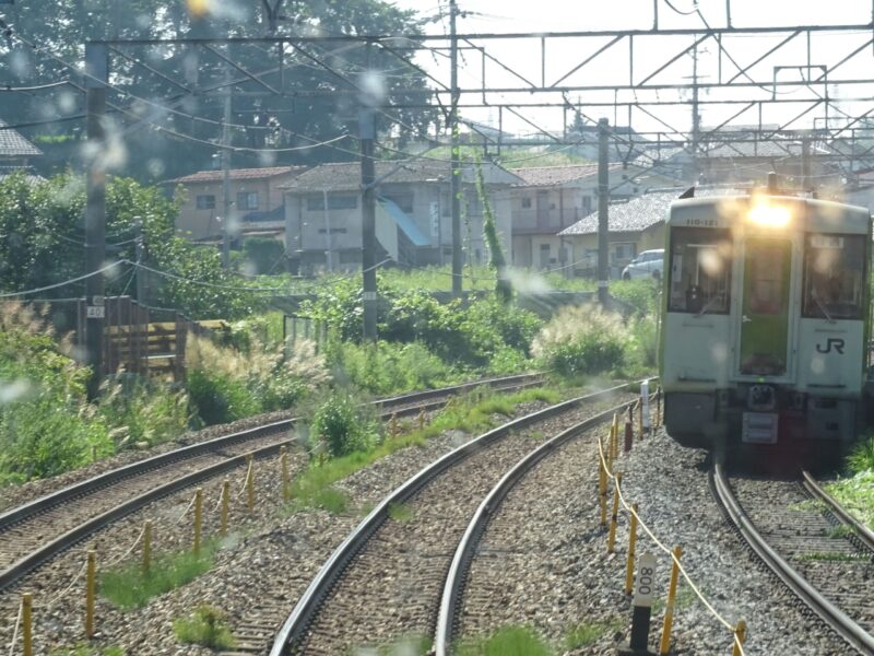 小海線の列車を追い越すしなの鉄道の列車