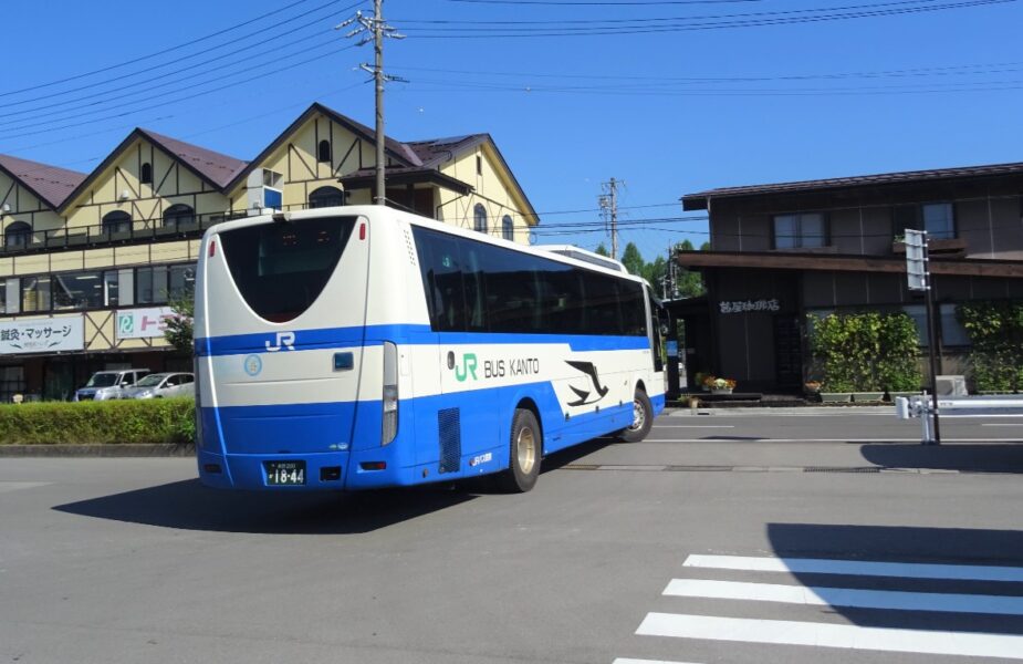 軽井沢駅バス停を出発するＪＲバス関東のバス