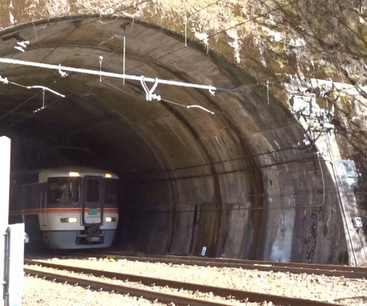 大嵐駅を通過する特急伊那路２号