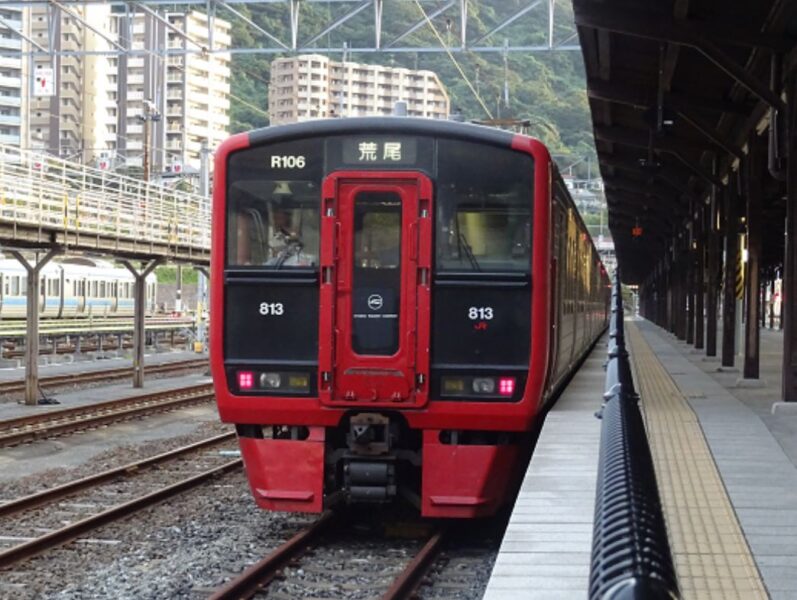 門司港駅に停車中の８１３系