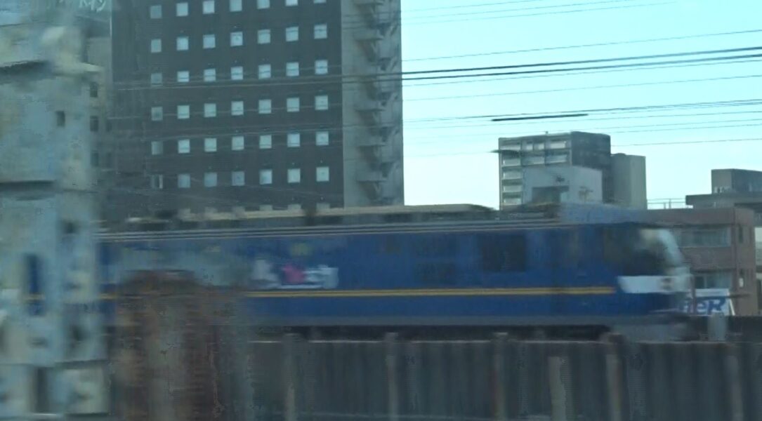 浜松駅を通過する桃太郎機関車