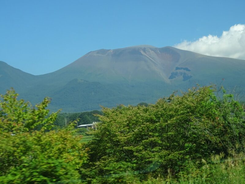 しなの鉄道線の車窓から浅間山が見える