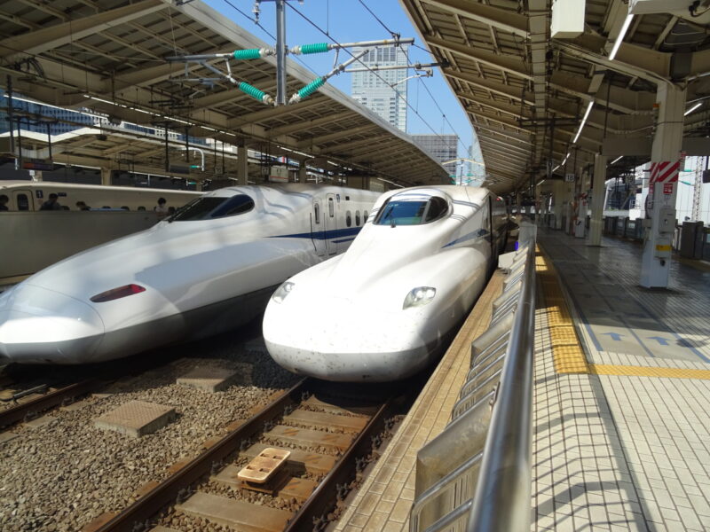 東京駅に停車中のN700S