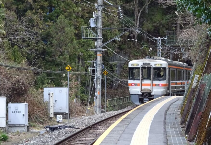 中井侍駅を発車する飯田線の列車