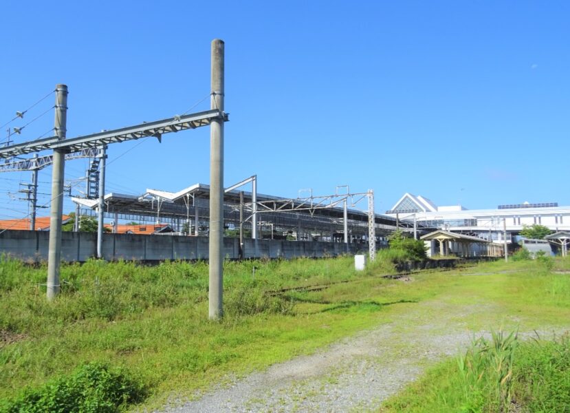 旧信越本線と北陸新幹線が通る軽井沢駅