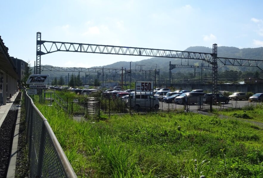 旧信越本線の線路が駐車場になっている