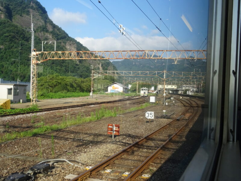 広大な信越本線横川駅