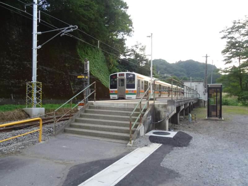 大前駅の出入り口と２１１系