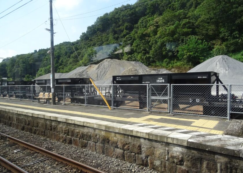 小野上駅に停車中の貨車