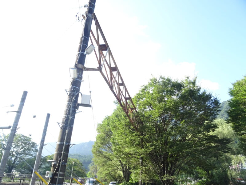 横川駅車止めの上にある架線