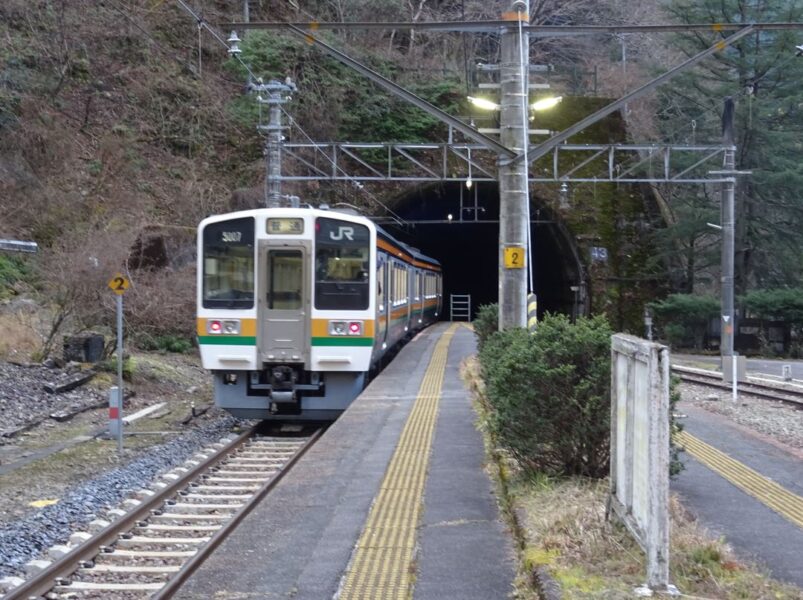 大嵐駅を出発する飯田線の列車