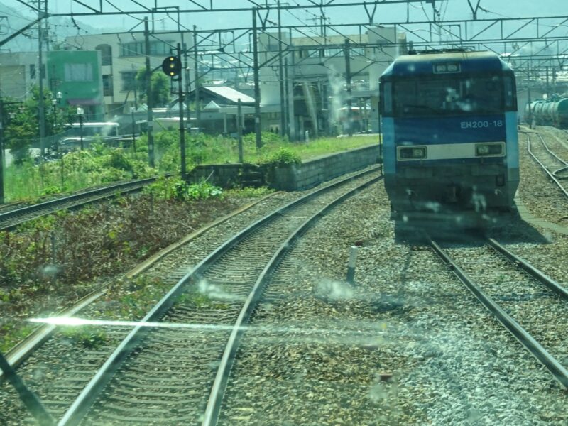 しなの鉄道の坂城駅に停車中の貨物機関車