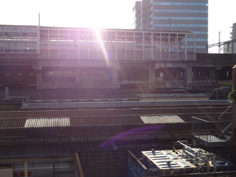 高崎駅前の歩道橋から新幹線Maxが見える