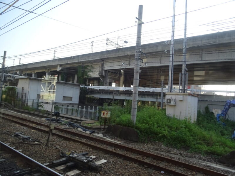 信越本線の普通列車内から新幹線の線路が見える